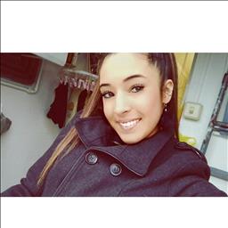 Evelyn está buscando trabajo de camarero o camarera.