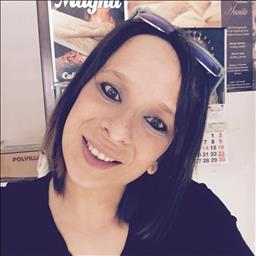 Cristina está buscando trabajo de camarero o camarera.