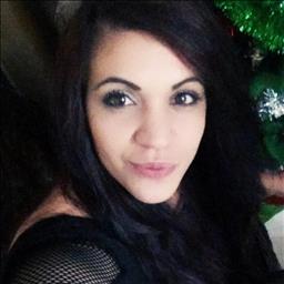 Rahela está buscando trabajo de ayudante de cocina.