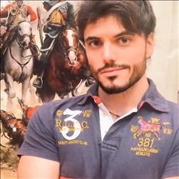 Manuel está buscando trabajo de recepcionista en un hotel, hostal o restaurante en Sevilla.