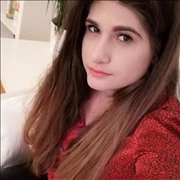 Cristina está buscando trabajo de limpieza como limpiador o limpiadora, camarero o camarera de pisos u otros empleos profesionales.