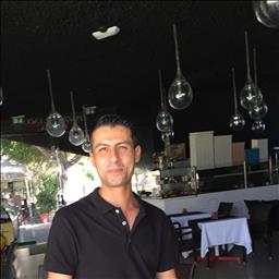 Hassen está buscando trabajo de recepcionista en un hotel, hostal o restaurante en Santa Cruz de Tenerife.