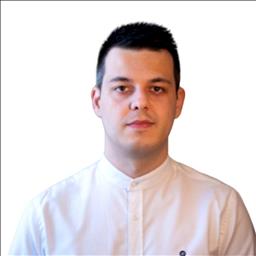 JULIÁN está buscando trabajo de camarero o camarera.