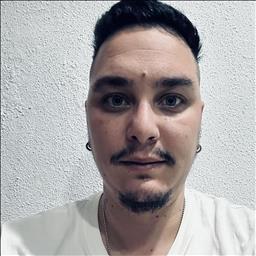 Gabriel está buscando trabajo de camarero o camarera.