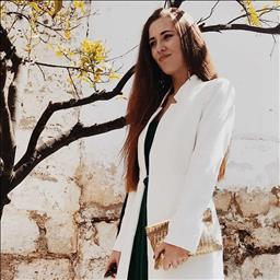 Veronica está buscando trabajo de recepcionista en un hotel, hostal o restaurante en Madrid.