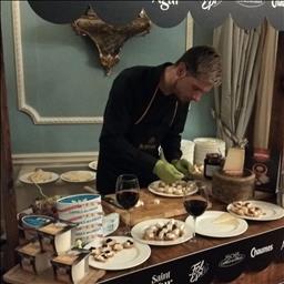 Juan Francisco está buscando trabajo de camarero (barman) o camarera de barra o sala en Madrid.