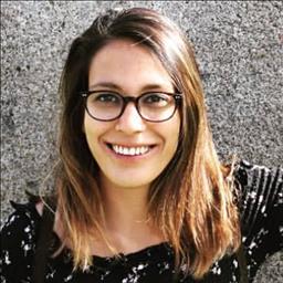 Alejandra está buscando trabajo de camarero o camarera.