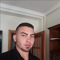 Alejandro está buscando trabajo de camarero o camarera.