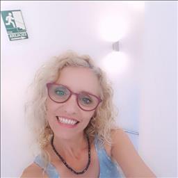 Leticia  está buscando trabajo de recepcionista en un hotel, hostal o restaurante en Málaga.