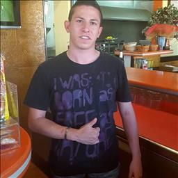 Francisco está buscando trabajo de camarero (barman) o camarera de barra o sala en Granada. Bares, restaurantes, cafeterías o discotecas.