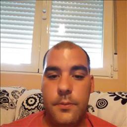 Alejandro  está buscando trabajo de camarero (barman) o camarera de barra o sala en Badajoz. Bares, restaurantes, cafeterías o discotecas.