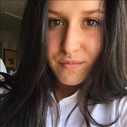 Esther está buscando trabajo de limpieza como limpiador o limpiadora, o camarera de pisos en un hotel u hostal en Madrid.