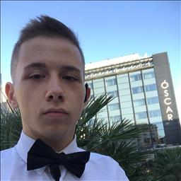 Alvaro está buscando trabajo de recepcionista en un hotel, hostal o restaurante en Toledo.