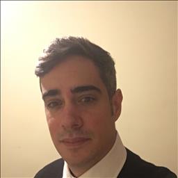 Roberto está buscando trabajo de camarero o camarera.