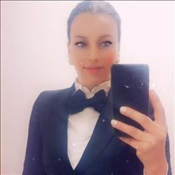 Salma está buscando trabajo de cocinero o cocinera o jefe de cocina.