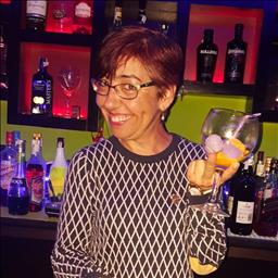 Elizabeth está buscando trabajo de camarero (barman) o camarera de barra o sala en Las Palmas. Bares, restaurantes, cafeterías o discotecas.
