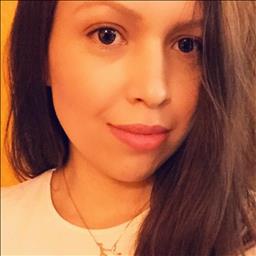 Perla está buscando trabajo de cocina como ayudante de cocina en un restaurante en Madrid.