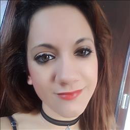 Laura está buscando trabajo de ayudante de cocina.