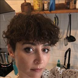 Laura natalia está buscando trabajo de limpieza como limpiador o limpiadora, o camarera de pisos en un hotel u hostal en Madrid.