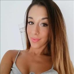 Elsa está buscando trabajo de camarero (barman) o camarera de barra o sala en Barcelona. Bares, restaurantes, cafeterías o discotecas.