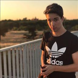 Álvaro está buscando trabajo de limpieza como limpiador o limpiadora, o camarera de pisos en un hotel u hostal en Madrid.