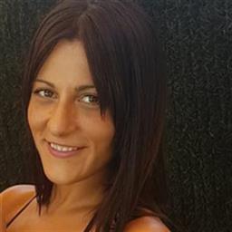 Lara está buscando trabajo de camarero o camarera.