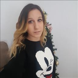 Iliana está buscando trabajo de camarero o camarera.