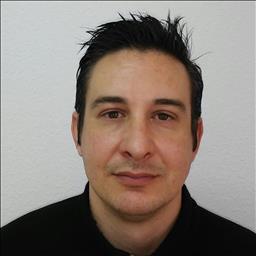 David está buscando trabajo de limpieza como limpiador o limpiadora, o camarera de pisos en un hotel u hostal en Madrid.