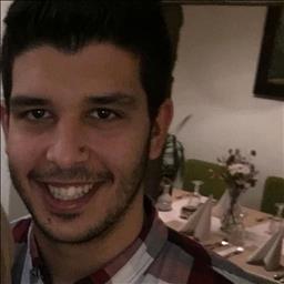 Fernando está buscando trabajo de camarero (barman) o camarera de barra o sala en Málaga. Bares, restaurantes, cafeterías o discotecas.