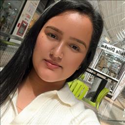 Kelly está buscando trabajo de camarero o camarera.