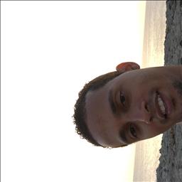 Rafael está buscando trabajo de camarero o camarera.