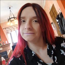Mónica está buscando trabajo de camarero (barman) o camarera de barra o sala en Asturias. Bares, restaurantes, cafeterías o discotecas.