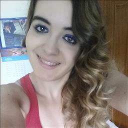 Marta está buscando trabajo de cocina como ayudante de cocina en un restaurante en Valladolid.