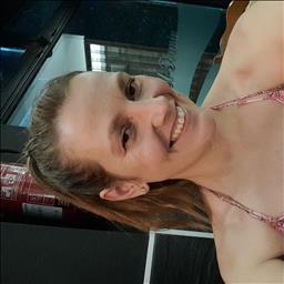 Ana Carolina  está buscando trabajo de limpieza como limpiador o limpiadora, o camarera de pisos en un hotel u hostal en Madrid.