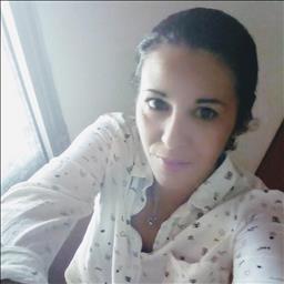 Raquel está buscando trabajo de limpieza como limpiador o limpiadora, camarero o camarera de pisos u otros empleos profesionales.
