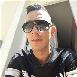 jorge está buscando trabajo de camarero o camarera.