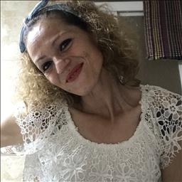 Yolanda está buscando trabajo de limpieza como limpiador o limpiadora, camarero o camarera de pisos u otros empleos profesionales.