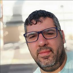 Juan Antonio está buscando trabajo de camarero (barman) o camarera de barra o sala en Madrid. Bares, restaurantes, cafeterías o discotecas.