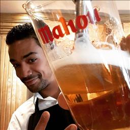 Sergio está buscando trabajo de camarero (barman) o camarera de barra o sala en Madrid. Bares, restaurantes, cafeterías o discotecas.