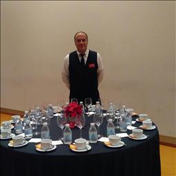 Tomas está buscando trabajo de camarero o camarera.