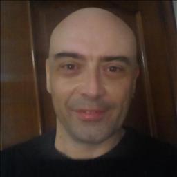 Xabier  está buscando trabajo de camarero o camarera.