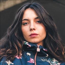 María está buscando trabajo de camarero o camarera.
