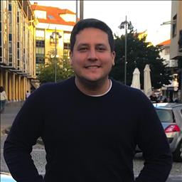 Alexander está buscando trabajo de cocina como ayudante de cocina en un restaurante en A Coruña.
