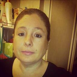 Cristina  está buscando trabajo de limpieza como limpiador o limpiadora, camarero o camarera de pisos u otros empleos profesionales.