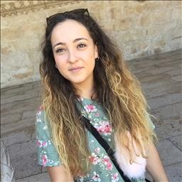 Carolina está buscando trabajo de camarero (barman) o camarera de barra o sala en Sevilla. Bares, restaurantes, cafeterías o discotecas.