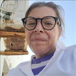 Valentina está buscando trabajo de camarero o camarera.