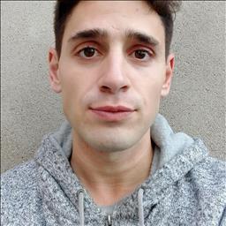 Mauro está buscando trabajo de cocinero o cocinera o jefe de cocina.