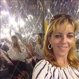 Maria de la cruz está buscando trabajo de camarero o camarera.