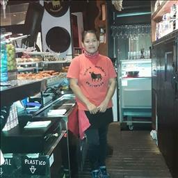 Cindy está buscando trabajo de camarero (barman) o camarera de barra o sala en Alicante. Bares, restaurantes, cafeterías o discotecas.