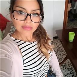 Alexandra está buscando trabajo de camarero (barman) o camarera de barra o sala en Navarra. Bares, restaurantes, cafeterías o discotecas.